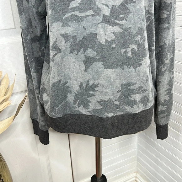 Splendid Women's Leaf Camo Crewneck Sweatshirt Gray Size S Casual Long Sleeve - Picture 4 of 13